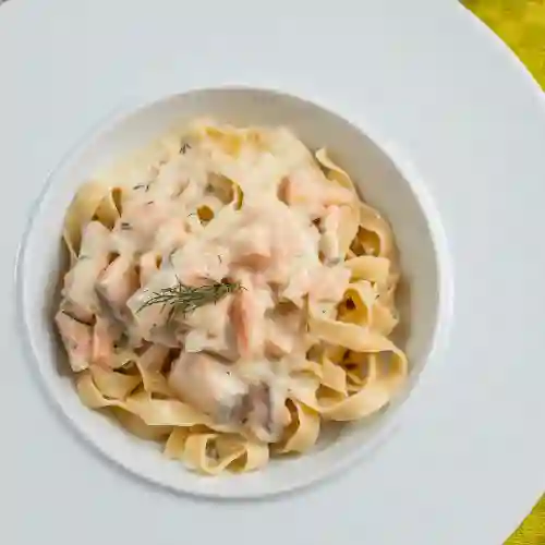 Pasta en Salsa de Salmón, Vodka y Eneldo