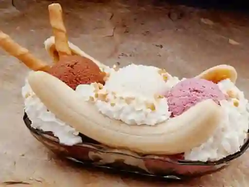 Combo 1 Ensalada Junior 1 Banana Split 1 Botella de Agua Bris