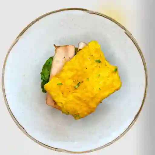 Tostada de huevo con jamón de pavo