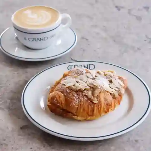 Croissant de Almendras + Capuccino