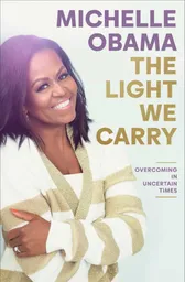 Después de Mi historia, su aclamado libro de memorias, llega esta inspiradora obra en la que Michelle Obama, ex primera dama de Estados Unidos, comparte conocimientos y estrategias para conservar la esperanza y la estabilidad en este mundo tan incierto.Tal vez no existan soluciones perfectas o respuestas concisas a los grandes desafíos de la vida, pero Michelle Obama cree que podemos identificar herramientas para navegar mejor las aguas del cambio y mantenernos firmes en medio de la inestabilidad. En Con luz propia entabla un diálogo con el lector y se plantea preguntas que a muchos nos surgen: ¿cómo construir relaciones duraderas y sinceras? ¿Cómo encontrar fuerzas y un espíritu comunitario en nuestras diferencias? ¿Qué herramientas debemos usar para combatir la baja autoestima y la sensación de impotencia? ¿Qué hacer cuando nos sentimos sobrepasados?Michelle Obama ofrece al lector historias y reflexiones sobre el cambio, los retos y el poder, incluida su convicción de que, cuando brillamos para los demás, podemos arrojar luz sobre la riqueza y el potencial del mundo que nos rodea, lo que nos permite descubrir verdades trascendentales y nuevos caminos hacia el progreso. Partiendo de sus experiencias como madre, hija, cónyuge, amiga y primera dama, nos revela los hábitos y los principios que ha desarrollado para adaptarse al cambio y superar diversos obstáculos; la sabiduría adquirida que la ayuda a seguir escribiendo "su historia". Explica sus prácticas más beneficiosas, como "empezar de buen ánimo", "elevarse" y reunir ante una "mesa de la cocina" a amigos y mentores de confianza. Con el sentido del humor, la franqueza y la compasión que la caracterizan, explora también cuestiones relacionadas con la raza, el género y la visibilidad, animando al lector a vencer el miedo, buscar fuerza en la comunidad y vivir con valentía."Cuando reconocemos nuestra propia luz, adquirimos poder para utilizarla", escribe Michelle Obama. Mediante una combinación de historias y consejos que estimularán el diálogo, Con luz propia inspira al lector a examinar su vida, identificar sus fuentes de alegría y establecer conexiones valiosas en un mundo turbulento.
