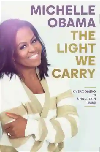 Después de Mi historia, su aclamado libro de memorias, llega esta inspiradora obra en la que Michelle Obama, ex primera dama de Estados Unidos, comparte conocimientos y estrategias para conservar la esperanza y la estabilidad en este mundo tan incierto.Tal vez no existan soluciones perfectas o respuestas concisas a los grandes desafíos de la vida, pero Michelle Obama cree que podemos identificar herramientas para navegar mejor las aguas del cambio y mantenernos firmes en medio de la inestabilidad. En Con luz propia entabla un diálogo con el lector y se plantea preguntas que a muchos nos surgen: ¿cómo construir relaciones duraderas y sinceras? ¿Cómo encontrar fuerzas y un espíritu comunitario en nuestras diferencias? ¿Qué herramientas debemos usar para combatir la baja autoestima y la sensación de impotencia? ¿Qué hacer cuando nos sentimos sobrepasados?Michelle Obama ofrece al lector historias y reflexiones sobre el cambio, los retos y el poder, incluida su convicción de que, cuando brillamos para los demás, podemos arrojar luz sobre la riqueza y el potencial del mundo que nos rodea, lo que nos permite descubrir verdades trascendentales y nuevos caminos hacia el progreso. Partiendo de sus experiencias como madre, hija, cónyuge, amiga y primera dama, nos revela los hábitos y los principios que ha desarrollado para adaptarse al cambio y superar diversos obstáculos; la sabiduría adquirida que la ayuda a seguir escribiendo "su historia". Explica sus prácticas más beneficiosas, como "empezar de buen ánimo", "elevarse" y reunir ante una "mesa de la cocina" a amigos y mentores de confianza. Con el sentido del humor, la franqueza y la compasión que la caracterizan, explora también cuestiones relacionadas con la raza, el género y la visibilidad, animando al lector a vencer el miedo, buscar fuerza en la comunidad y vivir con valentía."Cuando reconocemos nuestra propia luz, adquirimos poder para utilizarla", escribe Michelle Obama. Mediante una combinación de historias y consejos que estimularán el diálogo, Con luz propia inspira al lector a examinar su vida, identificar sus fuentes de alegría y establecer conexiones valiosas en un mundo turbulento.