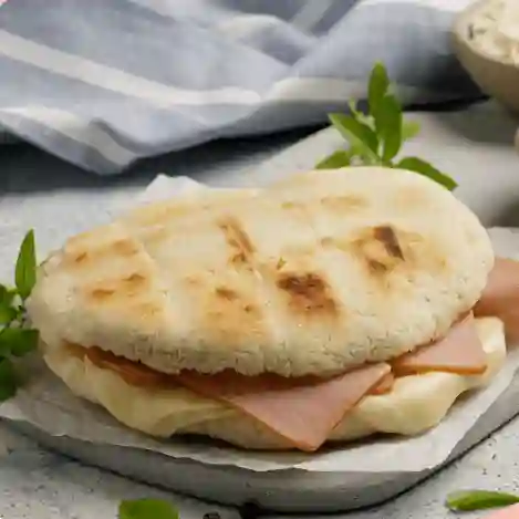 Arepa con Jamon y Queso