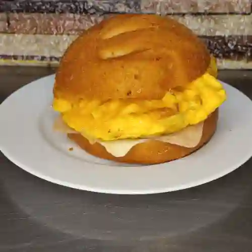 Sándwich de Huevo con Jamón y Queso