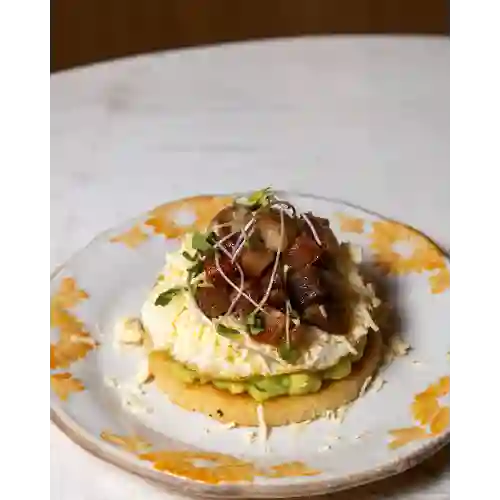 Arepa de la Casa con Chicharrón