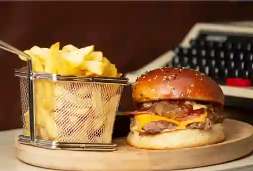 American Bacon Burger + Papas