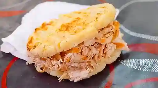 Arepa rellena de pollo y queso