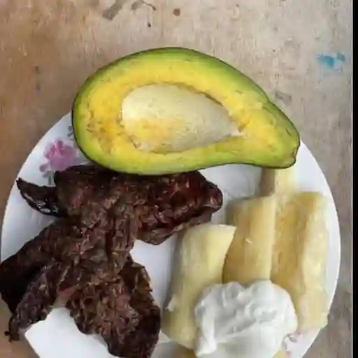 Bofe con yuca y bollo