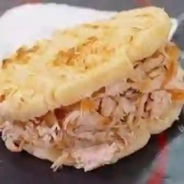 Arepa con Pollo Desmechado