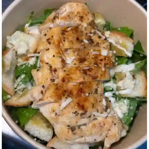 Ensalada César con Pollo y Bebida