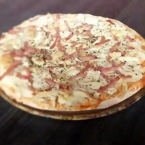 Pizza Pollo con Tocineta.