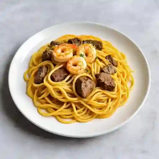 Espaguetti de lomo y camarones