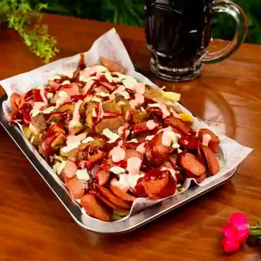 Salchipapa con Chicharrón