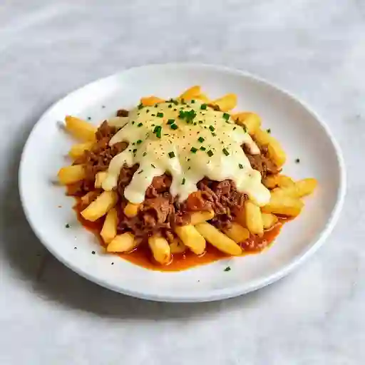 Salchipapa pequeña con carne desmechada