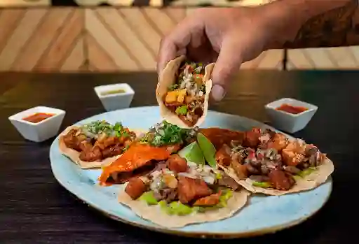 Tacos asada y chicharrón