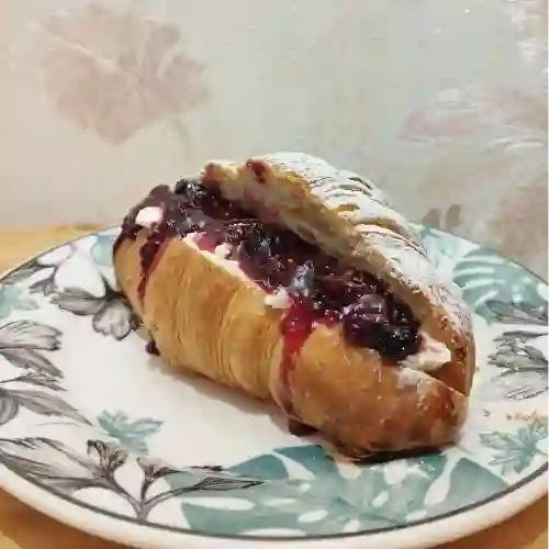 Croissant Queso Crema y Frutos Rojos