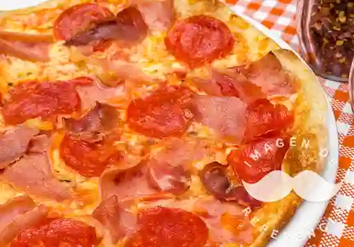 Pizza Especial con Cabano, Pepperoni y Jamón Personal