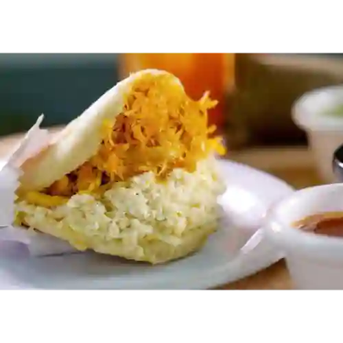Arepa con Pollo y Queso