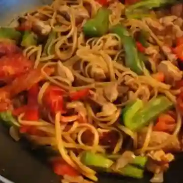 Fetuccini Al Wok de Pollo