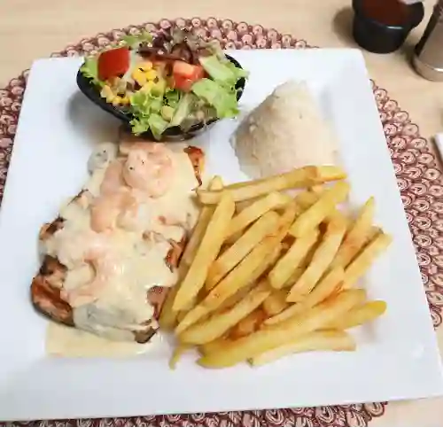 Salmon en Salsa de Camarones Gratis Sopa