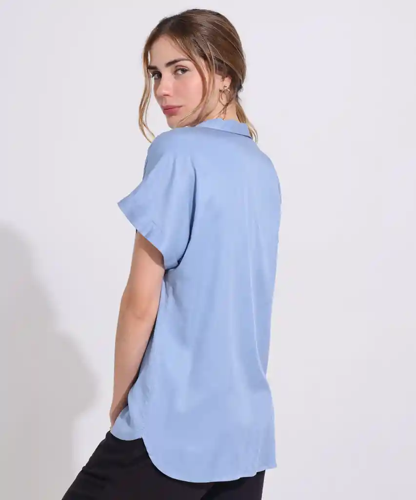 Camisa Unicolor Manga Corta Con Guardapolvos Cuello Sport y Botonadura