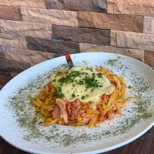 Pasta con pollo tocineta maíz