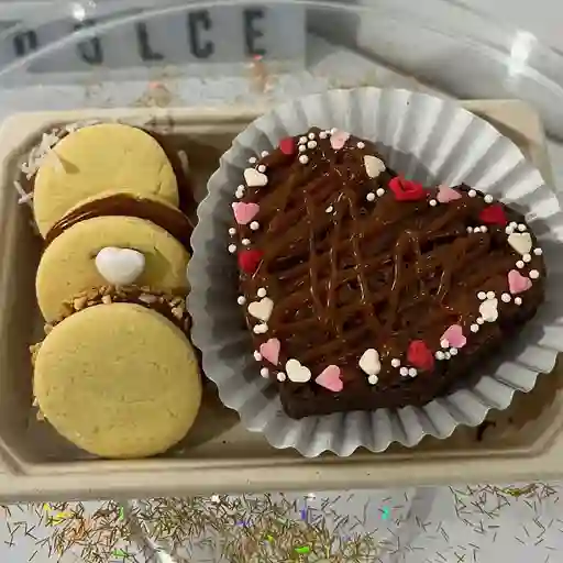 Brownie corazón + alfajores