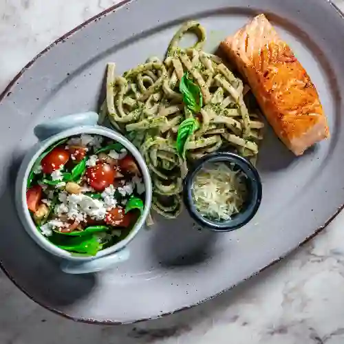 Pasta Almendra Pesto con Salmón