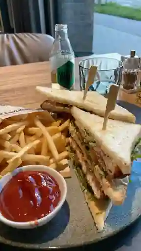 Sandwich Jamón y Pollo