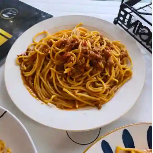 Pasta con Carne Bolognesa + Gaseosa