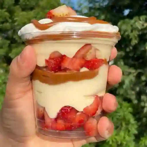 Fresas con crema más arequipe