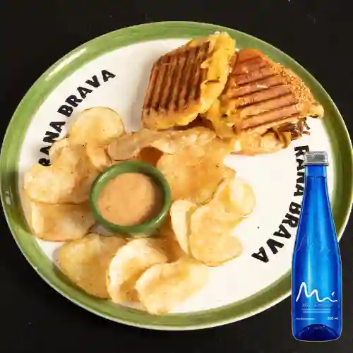 Combo Panini de Quesos + Agua Sin Gas Manantial 500 ml