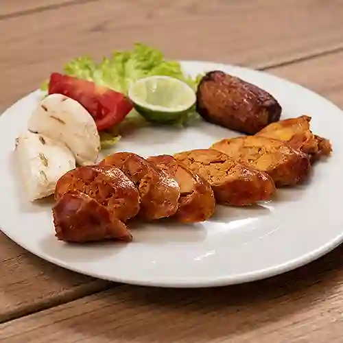 Chorizo con Arepa y Ensalada