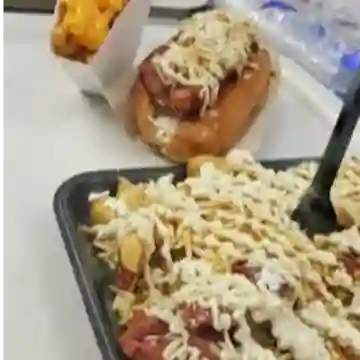 Salchipapa Gratinada+ Perro Gratinado