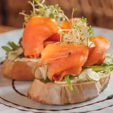 Tostada de Salmón Ahumado