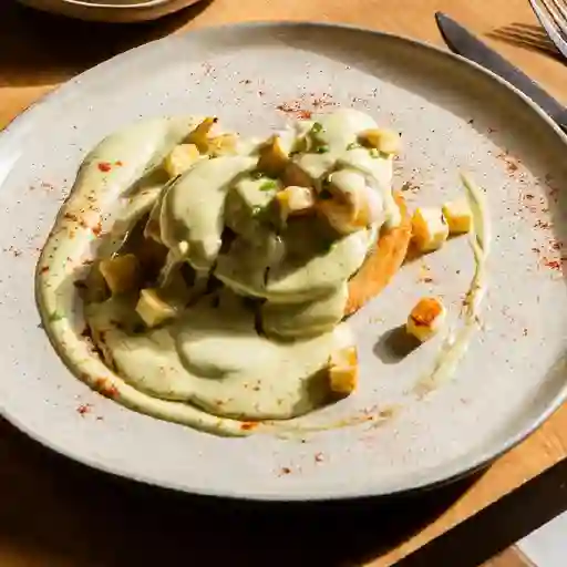 Arepa de coco y huevos pochados