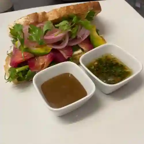 Sándwich de Aguacate y Salmón