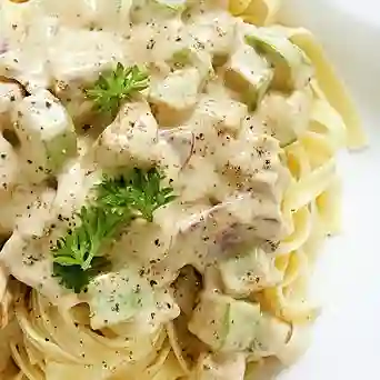 Pasta de Pollo en Salsa Blanca