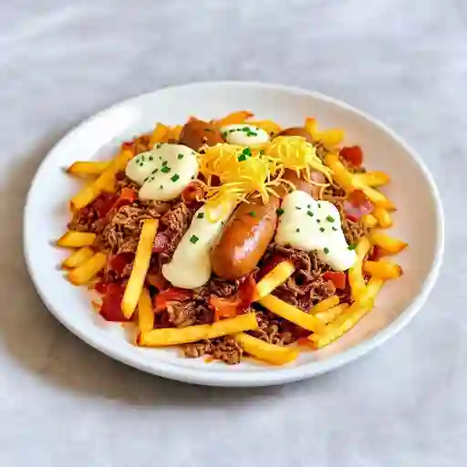 Salchipapa grande con carne desmechada