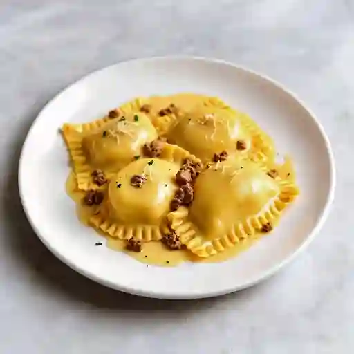 Ravioli Carne con Salsa Parmesana