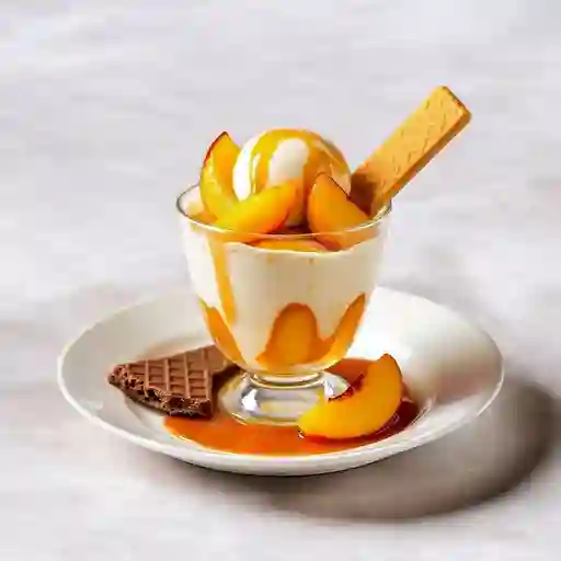 Copa Helado De Vainilla Con Melocoton Y Salsa Inglesa