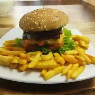 Hamburguesa Especial Milka´s con Papas