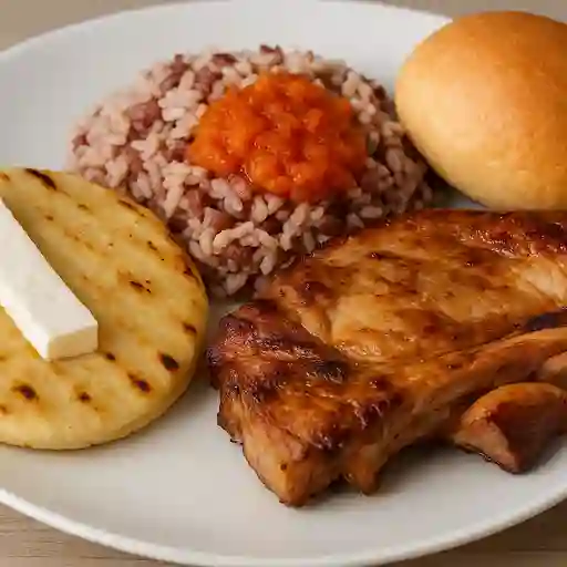 Desayuno con calentado y carne asada