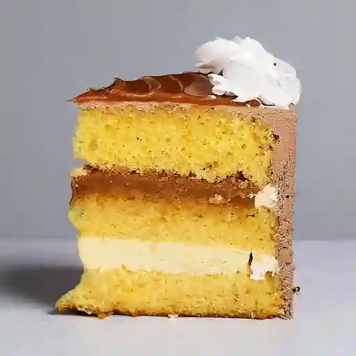 Porción de torta arequipe queso
