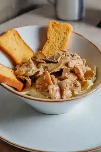 Fetuccini con Pollo y Champiñón