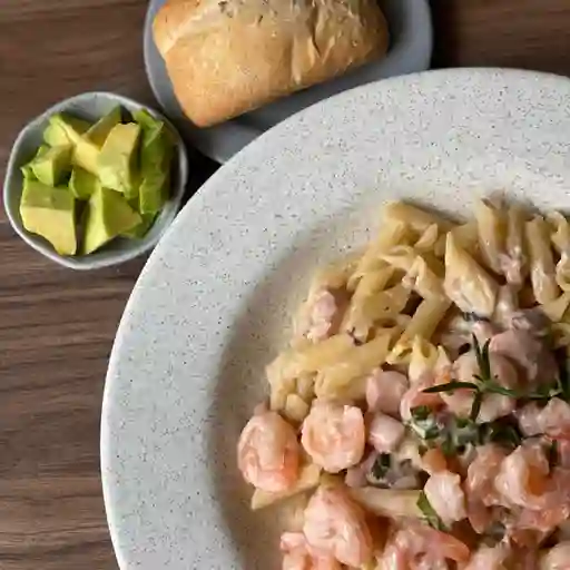 Pasta en salsa de camarones+aguacte+pan