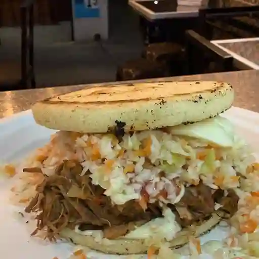 Arepa carne desmechada