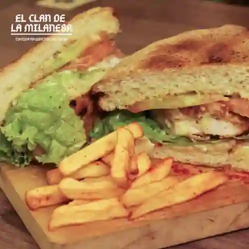 Sándwich Milanesa Papas y Gaseosa