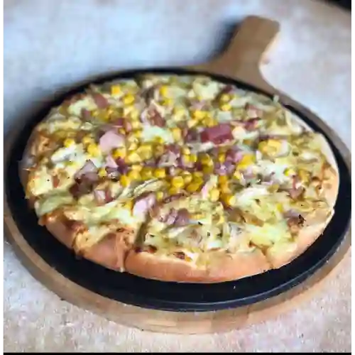 Pizza Largue Pollo Tocineta Maíz