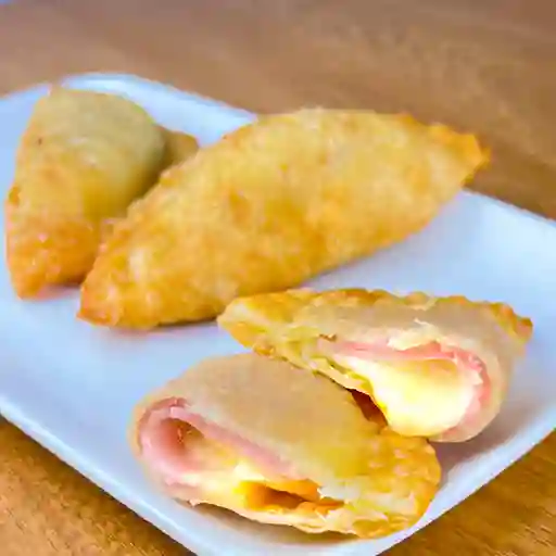 Empanada de trigo de jamón con queso